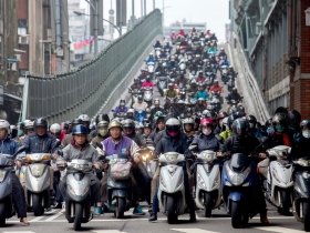 全台八萬輛柴油貨車趴趴走  汙染等同七座火力發電廠 22年後禁售燃油汽車  救得了紫爆台灣？