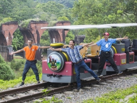 鐵道「踩」火車  他讓舊山線變暴紅景點