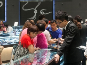 司機月薪不到三萬，車隊只能低價經營 一輛火燒車  燒出低價陸客團三大病徵