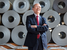 拈花微笑的鋼鐵悍將  謝榮坤