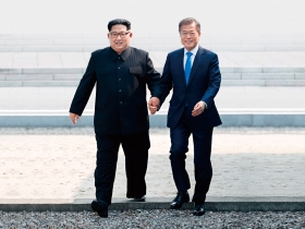 牽手後的無奈  金正恩vs文在寅