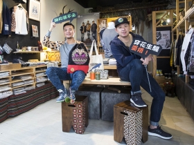 以圖騰為針，神話為線 穿引時尚潮T