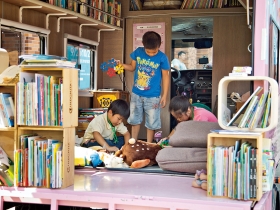 行動粉紅貓書車 滿足新住民閱讀