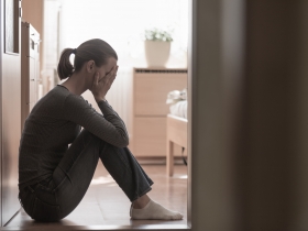 13歲前挨餓、被打、被母親當提款機...媽媽，妳為何不愛我？