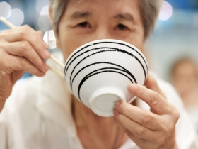 吃飯卡卡吞不下去？幫助長輩吞嚥這樣做！