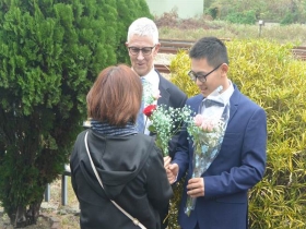 異國爺孫戀修成正果 上百名民眾1人1花獻祝福