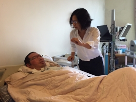 走入漸凍病友家》靠ㄅㄆㄇ溝通板對話 一句話要拼3分鐘