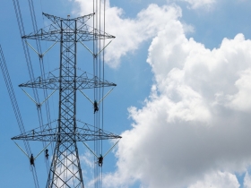 全台各地高溫炎熱　今用電量創歷年4月新高亮黃燈