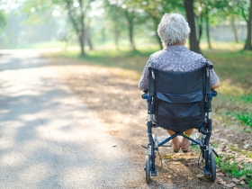 我的母親年紀大了！陪她最後一段，照顧她，才算是負責任？