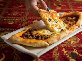 為養家擺攤賣烤餅、從印尼嫁來台灣...他們都靠家鄉味，收服台灣胃