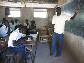 一位老師教137名學生唯一教具竟只有粉筆 學習才能翻轉命運 資源卻嚴重不足