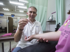 中醫把脈、針灸樣樣通 他盼政府讓子女拿台灣護照