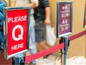 "Please Q here"是在Q什麼？出國一定要會的「排隊」英文，外國人其實很少用wait