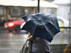 強颱僅挾「毛毛雨」北、中放假心情兩極 氣象專家：無解