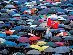 「一邊革命、一邊生活」的恍惚  成為港人日常