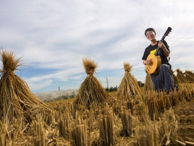 美濃客家子弟，曾是憤青、搖滾樂信徒 林生祥  用一把月琴溫柔守護土地