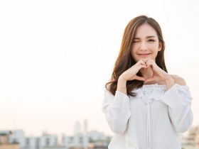 「想要美麗的眼睛，那就多看別人的優點」50歲後有公主命，沒有公主病，她是「這樣」做到的！