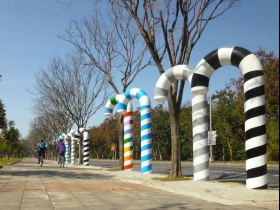 街邊巨大拐扙棒棒糖 暖心功能竟然是這個…