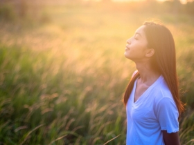 孩子還讀國小，怎麼捨得放手？罹患子宮頸癌的她，織毛線衣陪兒子長大，生命離開了，愛還在