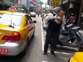 計程車司機每天背病患看診！　謝金河：景氣回升只屬於努力、勤奮、樂在工作的人