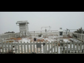 玉山降下今年初雪　冰霰、未結晶雪與白雪齊紛飛