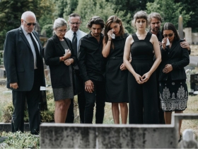 當親友過世時，英文除了"R.I.P"...10種慰問的英文這樣說
