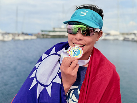 頂著亞洲臉孔征服「海泳界聖母峰」 她舉起國旗告訴全世界：我來自台灣！