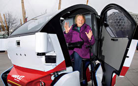 【影片】有眼、有手、有腳 超智慧車「幫」你開車！