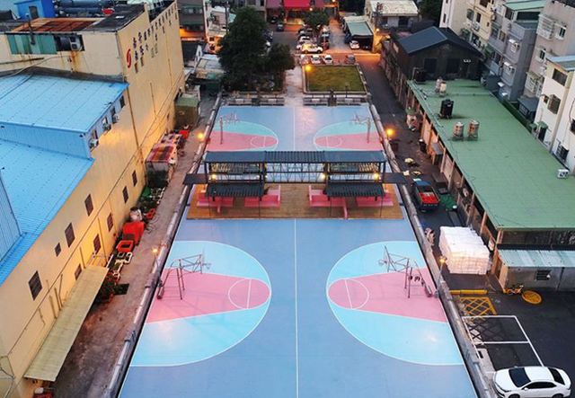 高市球場「籃框擺禁區」竟獲建築奧斯卡 網友一看全火了