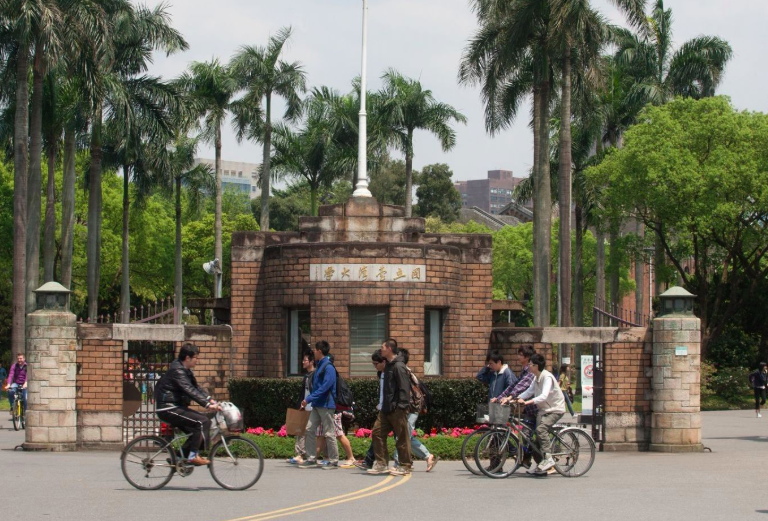 主持今創校90周年畢典  郭大維：台大陷巨大危機