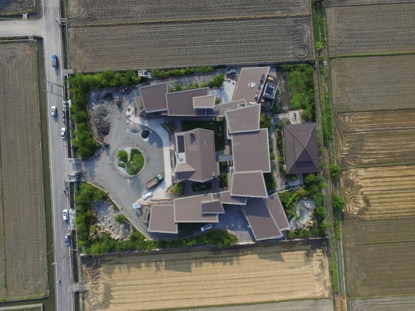 空拍現形！宜蘭違建農舍驚見「飛機」與「船」