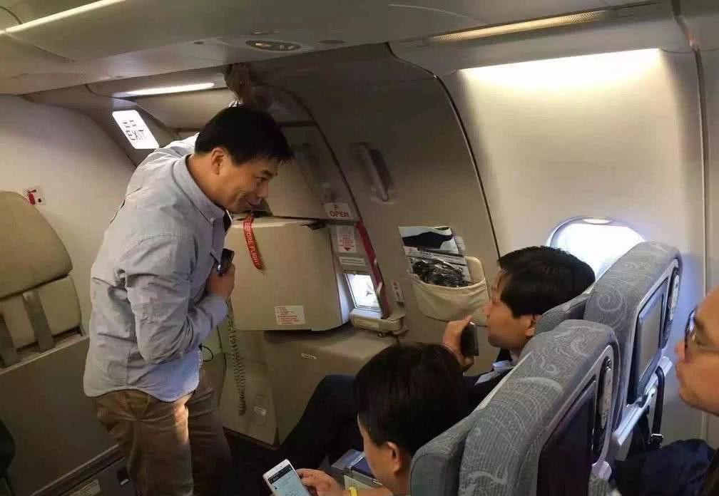 身家逾6000億富豪 他堅持搭飛機跟人擠經濟艙