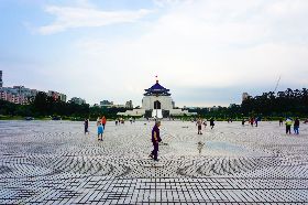 國旅人次創五年來最差 高跟鞋、透明步道被點名了