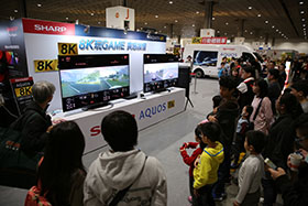 鴻海尾牙展露技術 愛心嘉年華大秀5G、8K成果