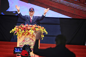 鴻海尾牙國旗飄唱國歌   郭台銘新年展望：要對我有信心