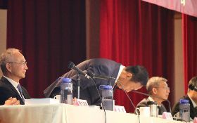 航空母艦級隊形轉換  郭台銘：股東再給鴻海一點時間