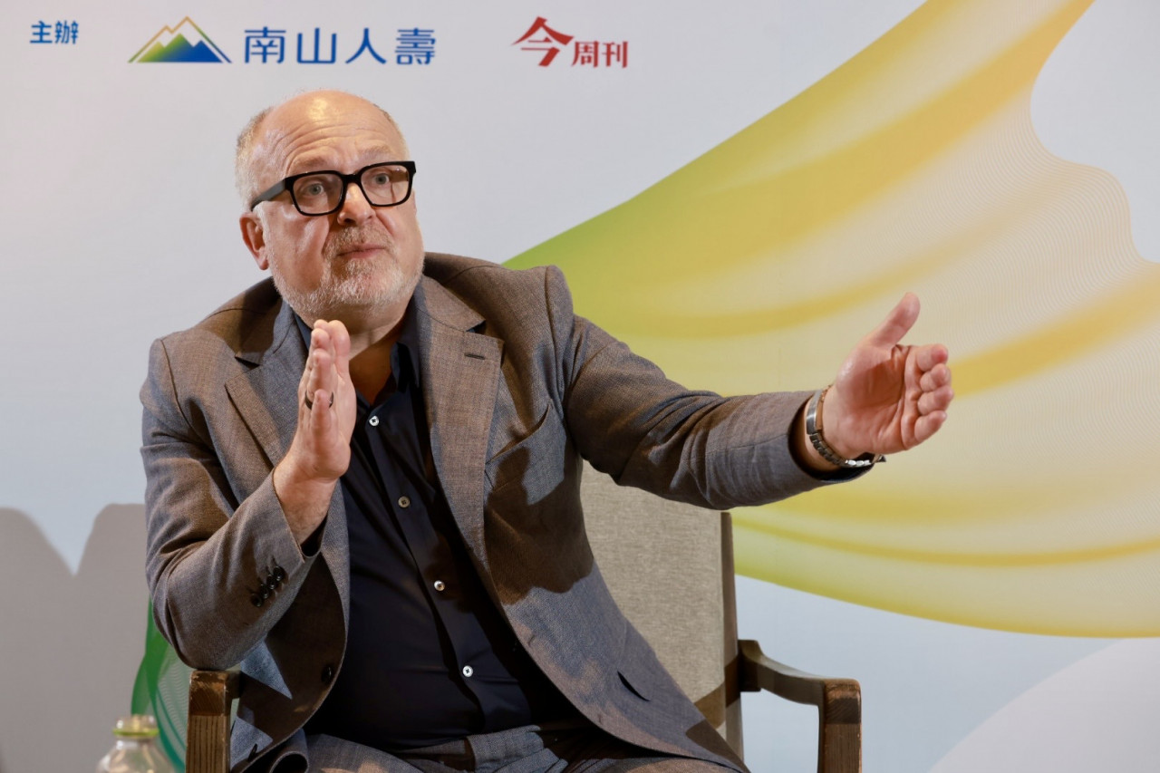 談貨幣沒人感興趣，聊百歲人生卻吸引數百萬人！他的書讓人決心離婚、辭職創業…經濟學家如何變長壽專家