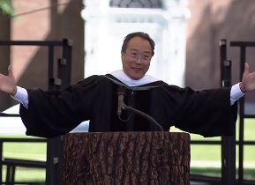 你擁有的力量遠比想像強大  馬友友勉勵畢業生做「人」最重要
