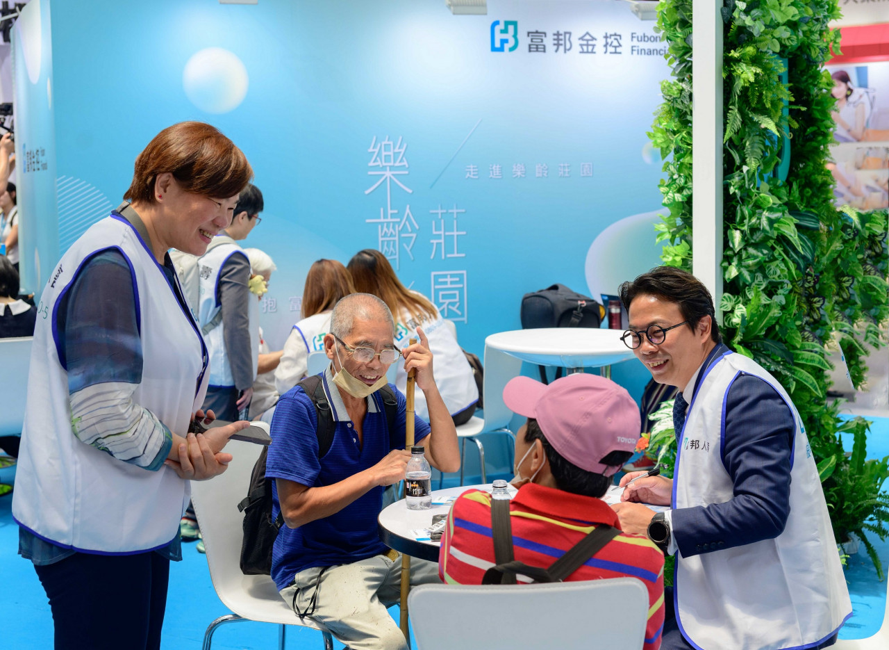 ATM也有「長輩機」！高齡健康產業博覽會登場，金融業對抗詐騙、守護財富利器同場秀功能