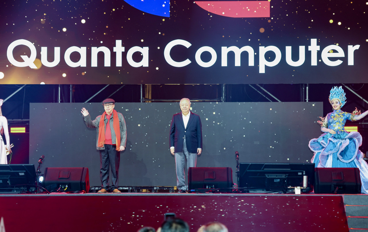 廣達林百里紅圍巾報喜！營收破2兆創新高，看好AI應用再爆發兩年