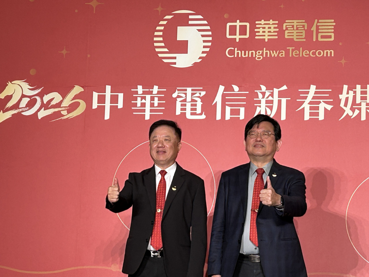 中華電(2412)股價高檔不墜、股利上看5.2元「抱著穩妥賺快4%」！董座簡志誠親揭底氣在哪