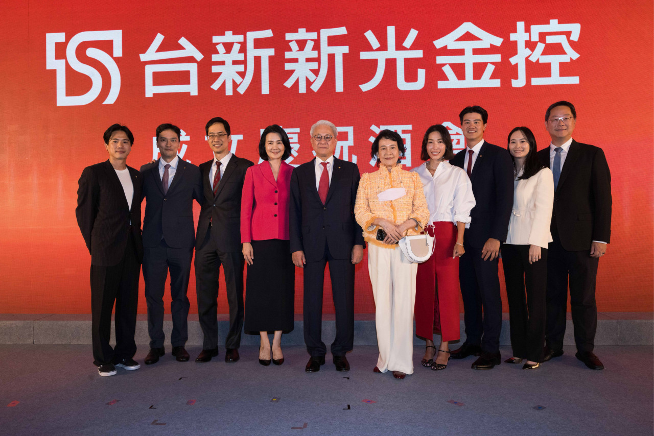 台新新光金合併酒會政商齊聚，吳東亮提父親哽咽：如果他還在，一定會為我們感到驕傲！大哥吳東進這樣說
