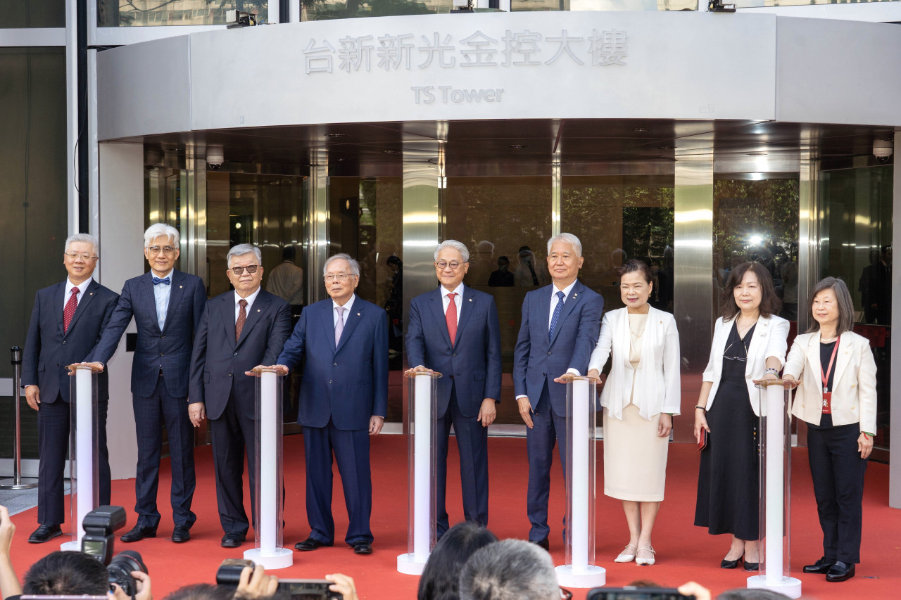 台新新光金揭牌，躍台灣第4大金控、服務千萬客戶！擁逾百萬股東，合併首日收跌爆天量
