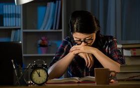 父母總說「別人行，為什麼就你不行？」一名理工碩士生的日記：我真的讀不下去了…