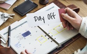 請事假出國去玩，公司不准假，請問我該如何處理？