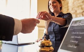 把精品旅館開在大學旁邊，比開在市中心還賺錢!? 出身平凡的他，用10年成為最受矚目的飯店業大亨