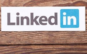 想要衝出台灣，到國外找工作？人才媒合網站 LinkedIn 告訴我們，要從「弱連結」開始