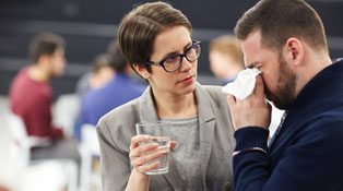 在公司能掉淚嗎？職場第一女強人臉書營運長 Sheryl Sandberg 說：你可以哭泣，但是…