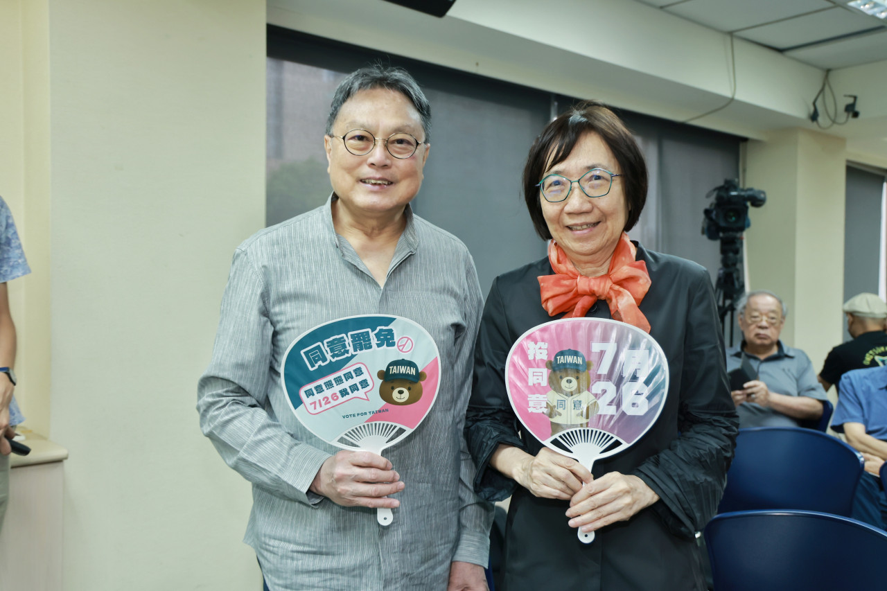 雙清文教基金會董事長洪三雄、律師陳玲玉