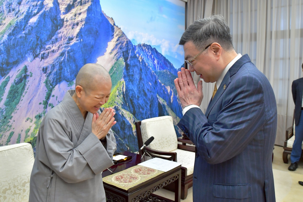 卓榮泰接見「搶救國庫聯盟」召集人釋昭慧